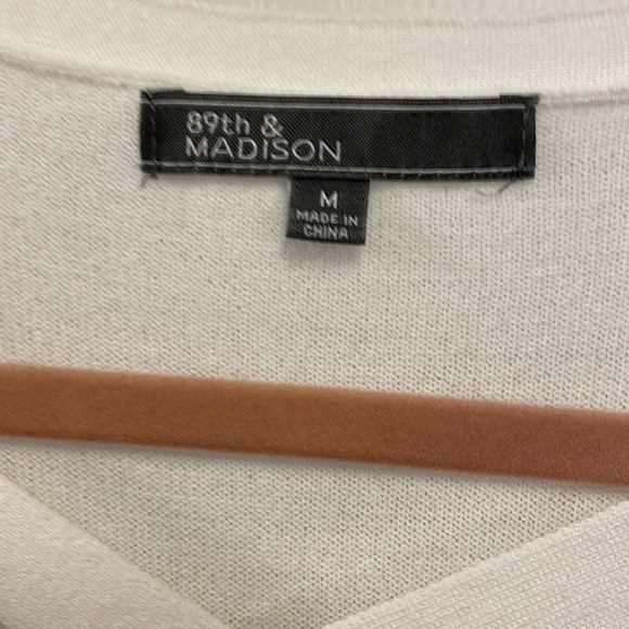 89th & Madison Size Medium Super Soft Sweater with 3/4 Sleeves and “x” detail - Picture 3 of 4